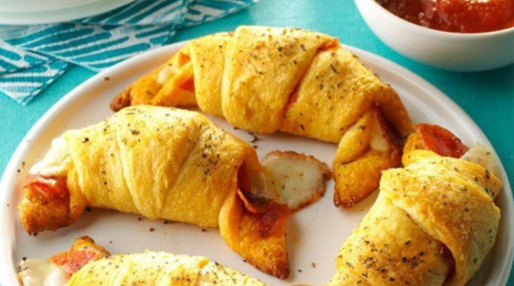 homemade pizza appetizers for super bowl - pizza crescent roll-ups