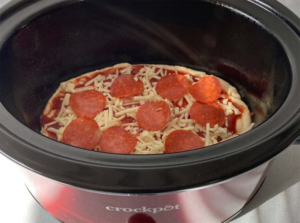 making homemade pizza in a slow cooker crockpot