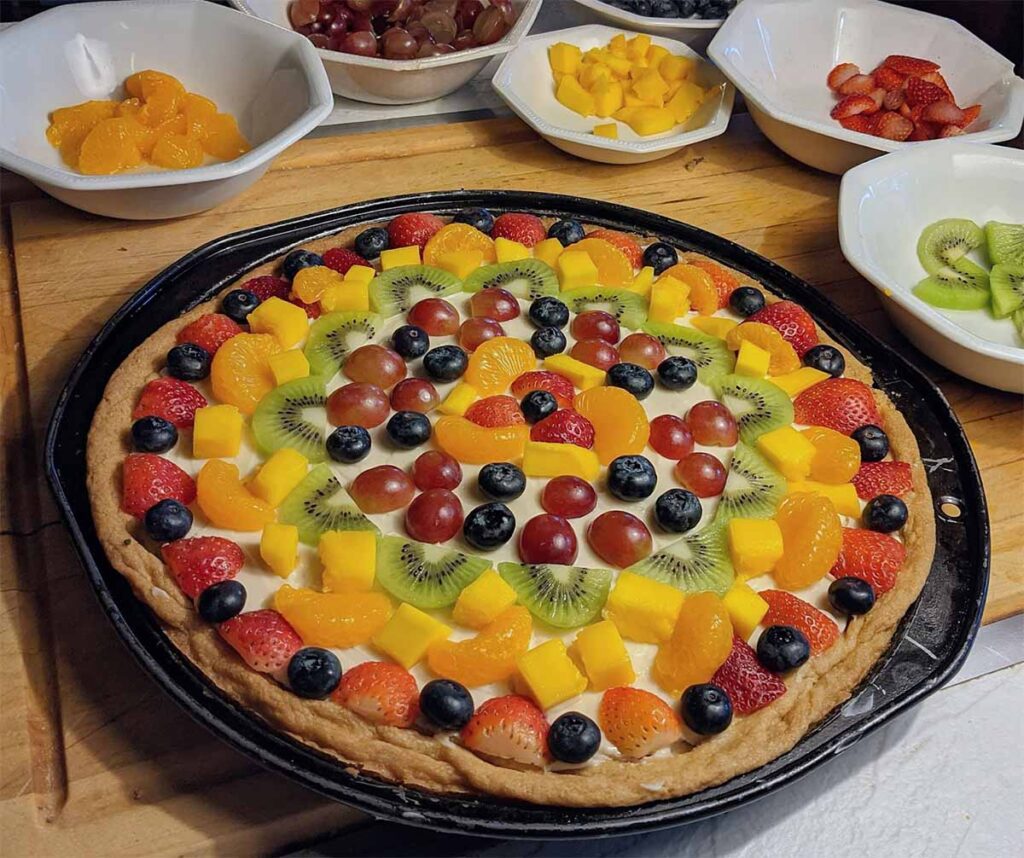 dessert pizza with cream cheese and lots of fruit