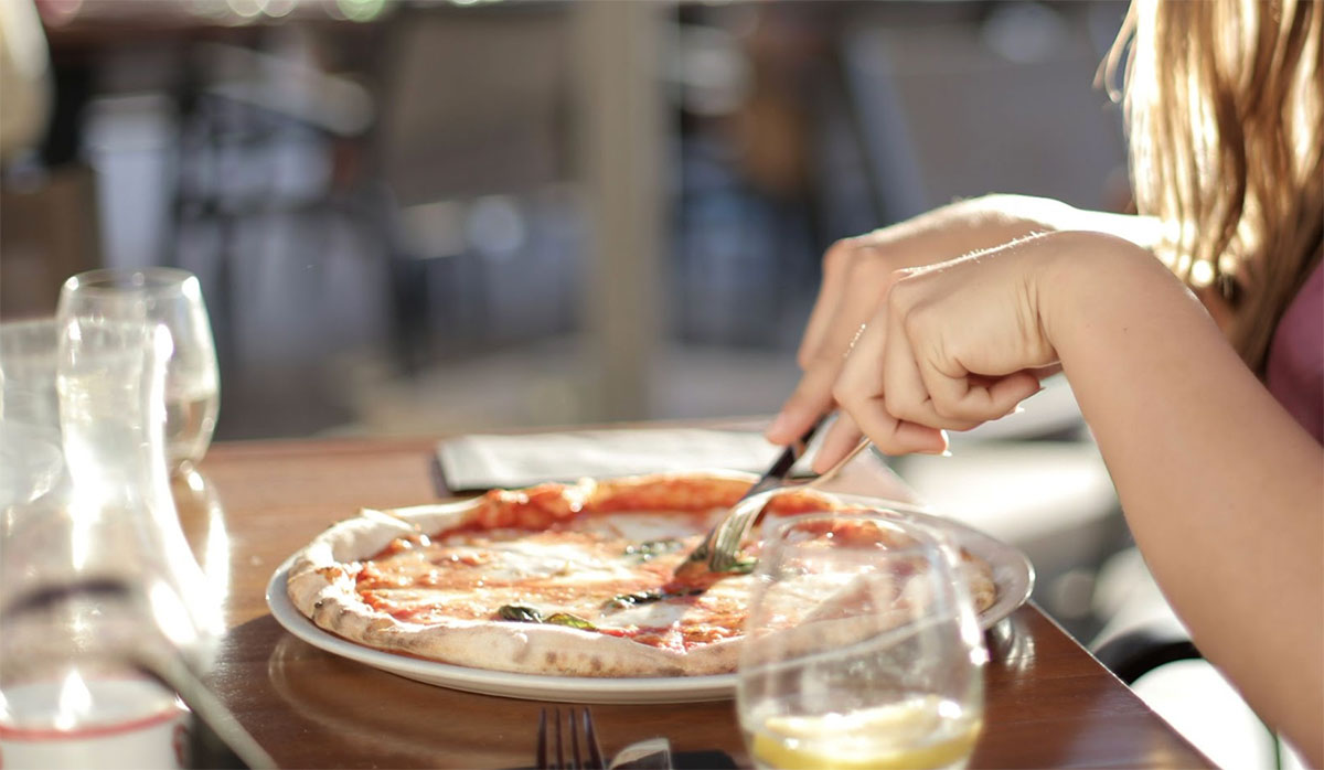 how to eat neapolitan pizza
