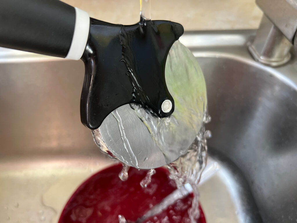 how to clean pizza cutters